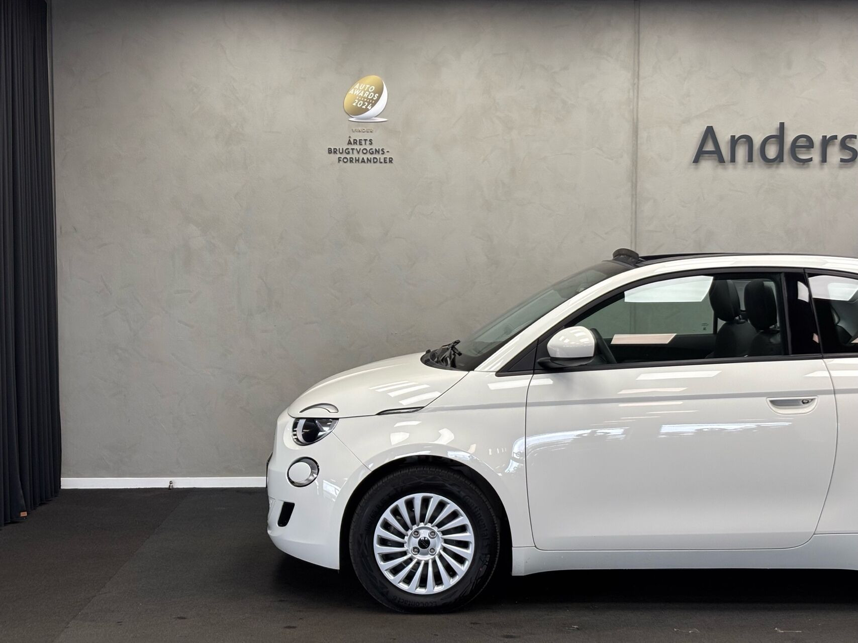 Grå Fiat 500e fra 2023