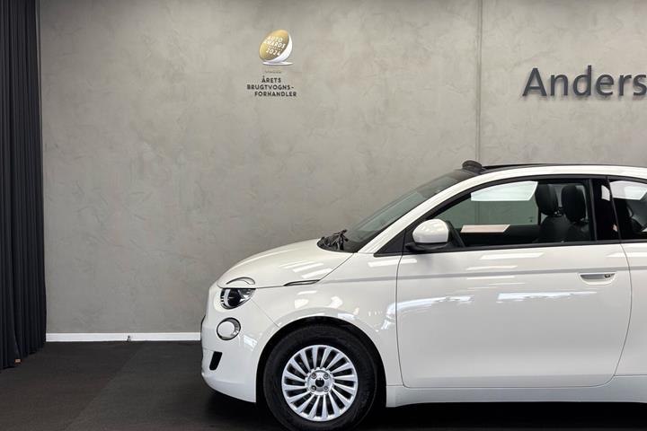 Grå Fiat 500e fra 2023