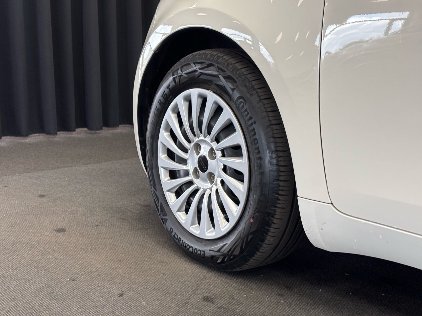 Grå Fiat 500e fra 2023