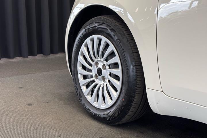 Grå Fiat 500e fra 2023
