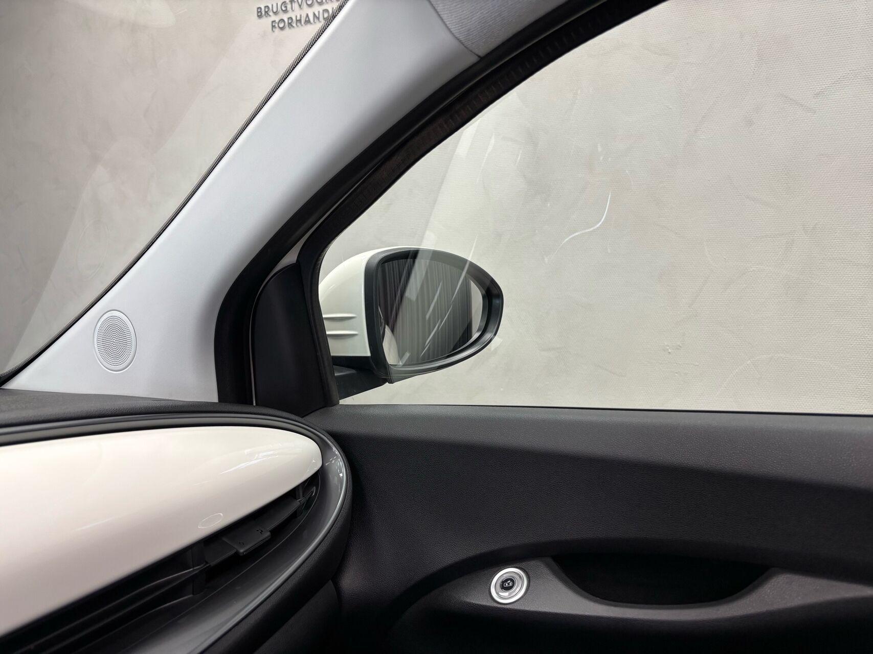 Grå Fiat 500e fra 2023