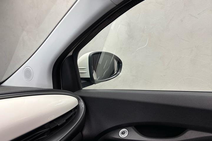 Grå Fiat 500e fra 2023