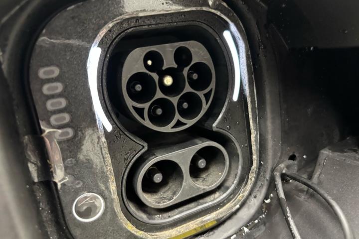 Grå Fiat 500e fra 2023