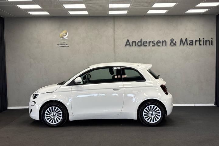 Hvid Fiat 500e fra 2023