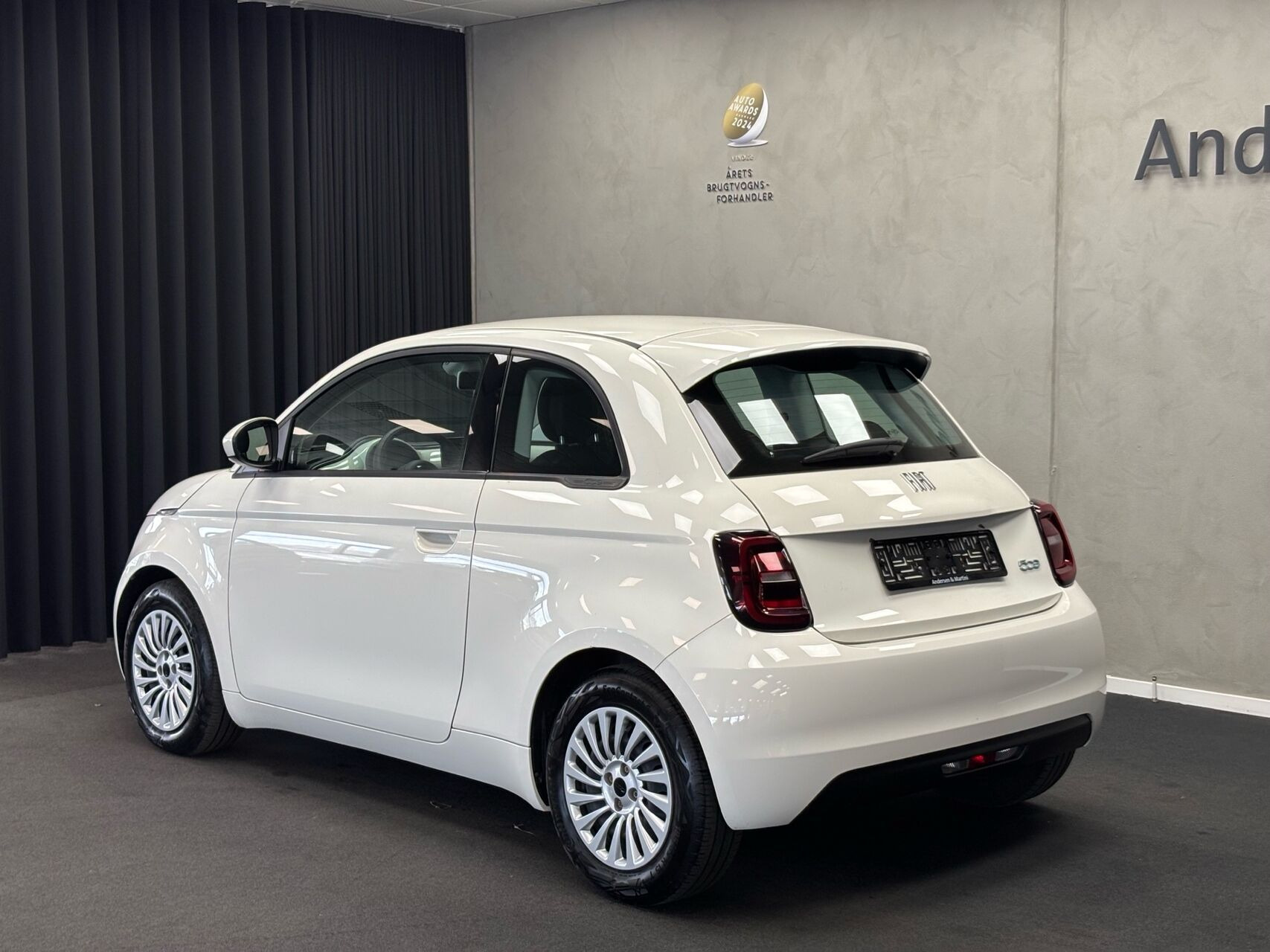 Hvid Fiat 500e fra 2023