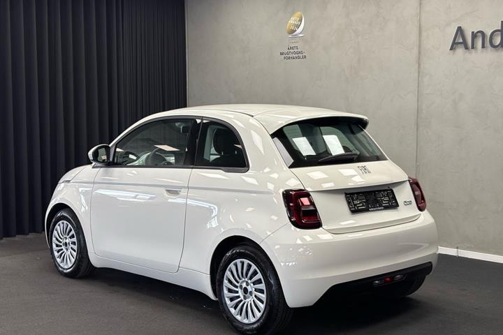 Hvid Fiat 500e fra 2023