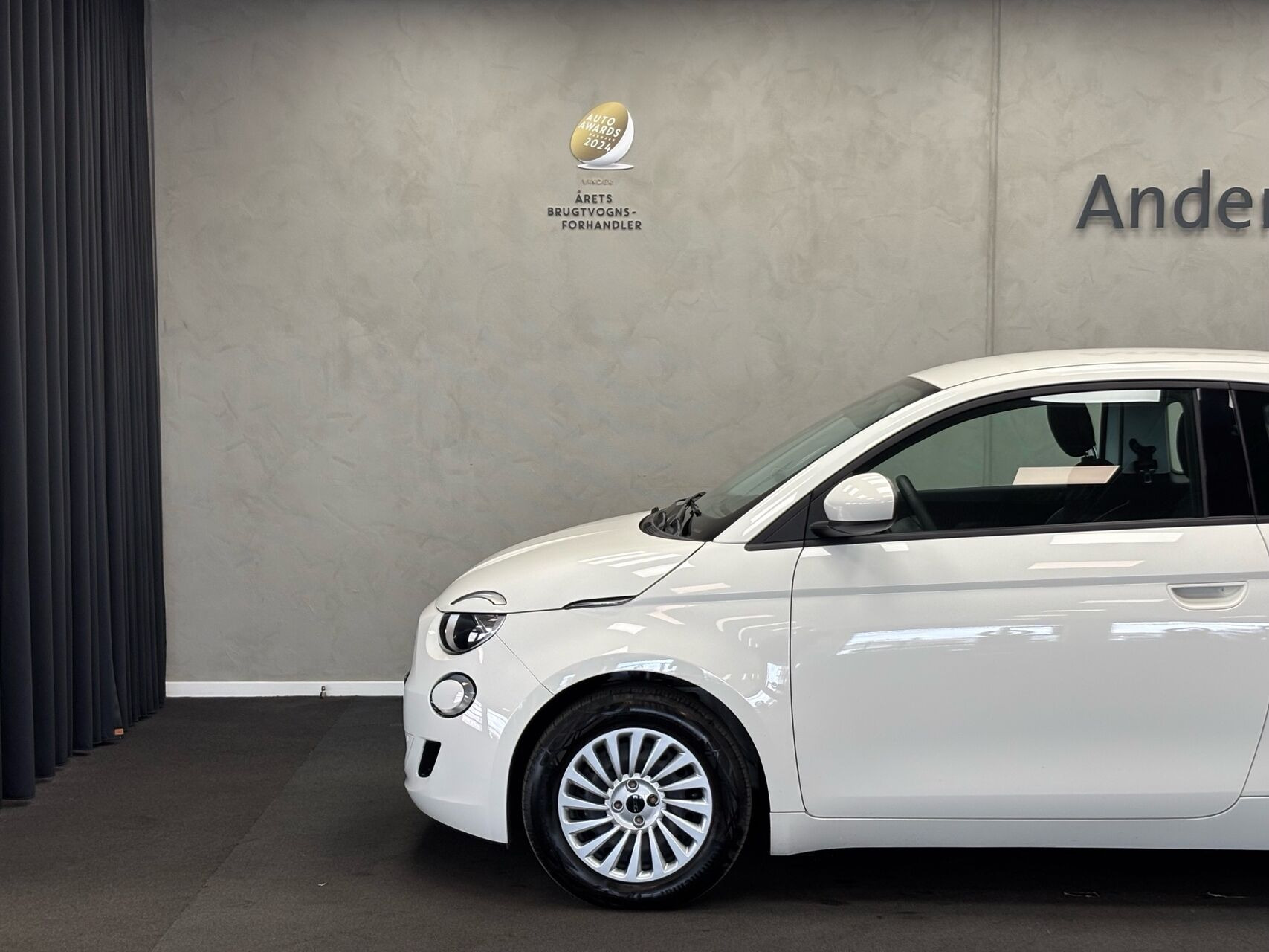 Hvid Fiat 500e fra 2023