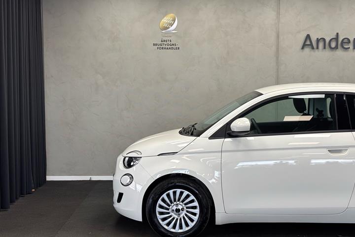 Hvid Fiat 500e fra 2023