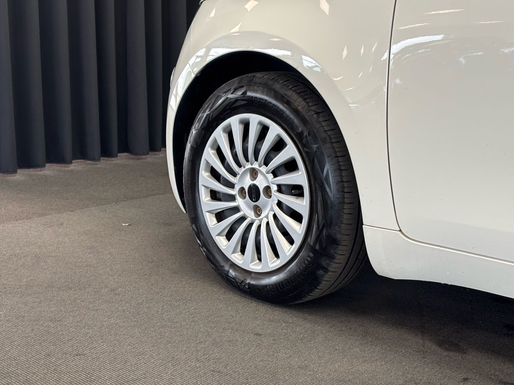 Hvid Fiat 500e fra 2023