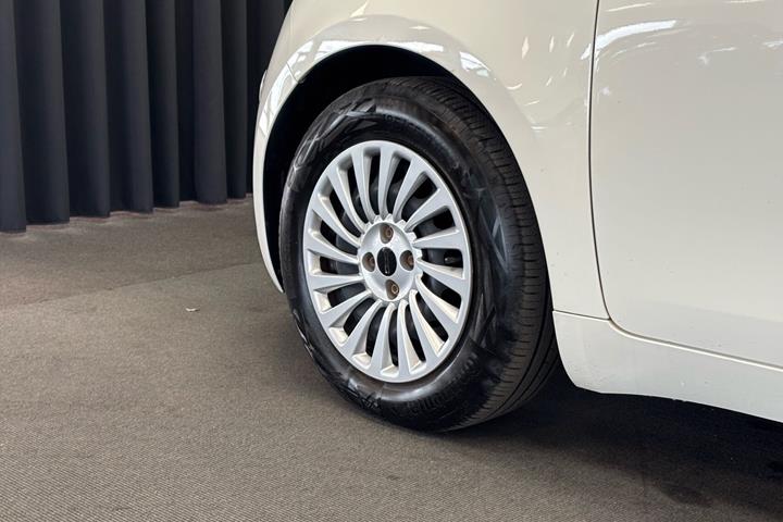 Hvid Fiat 500e fra 2023