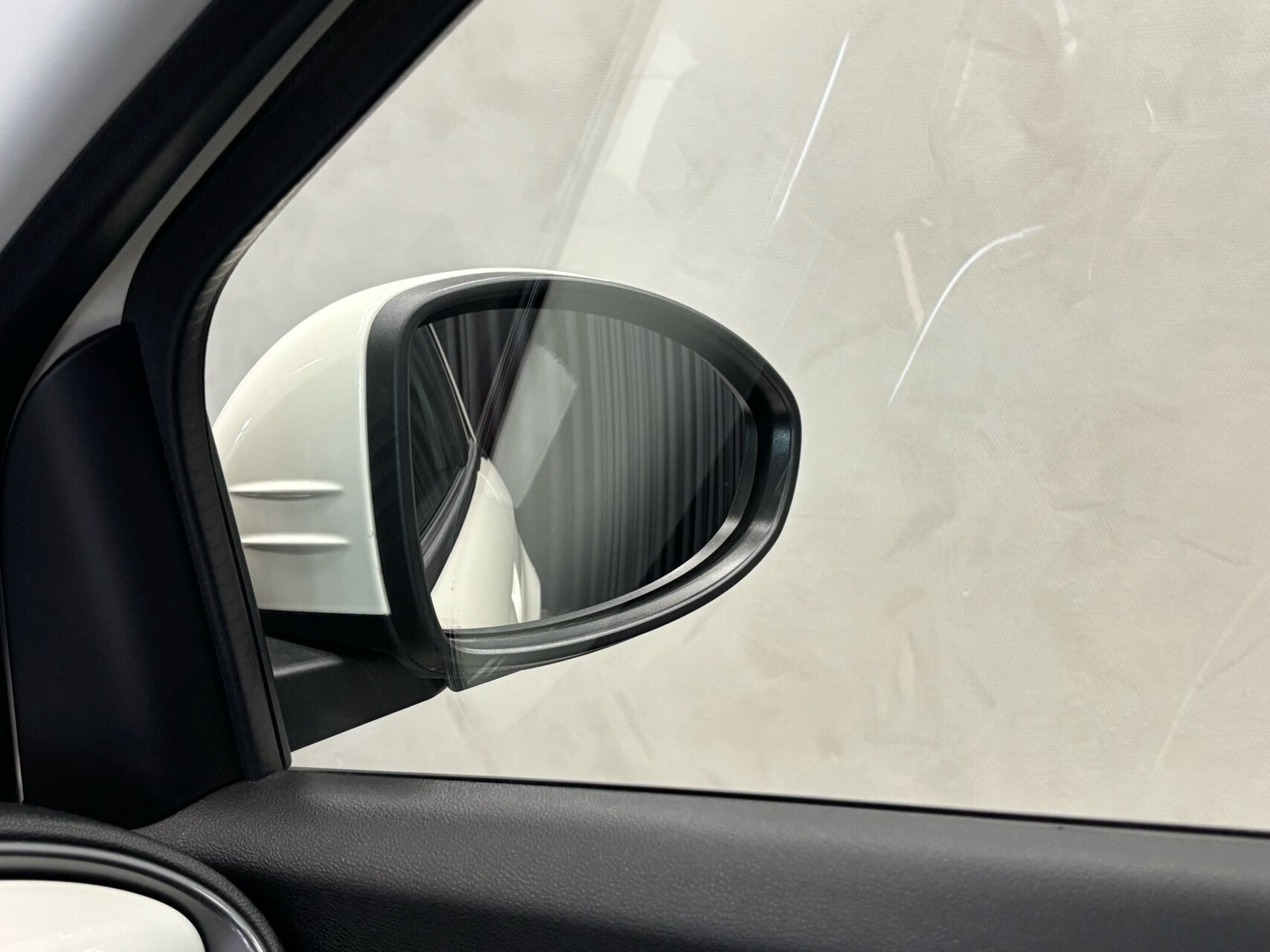 Hvid Fiat 500e fra 2023