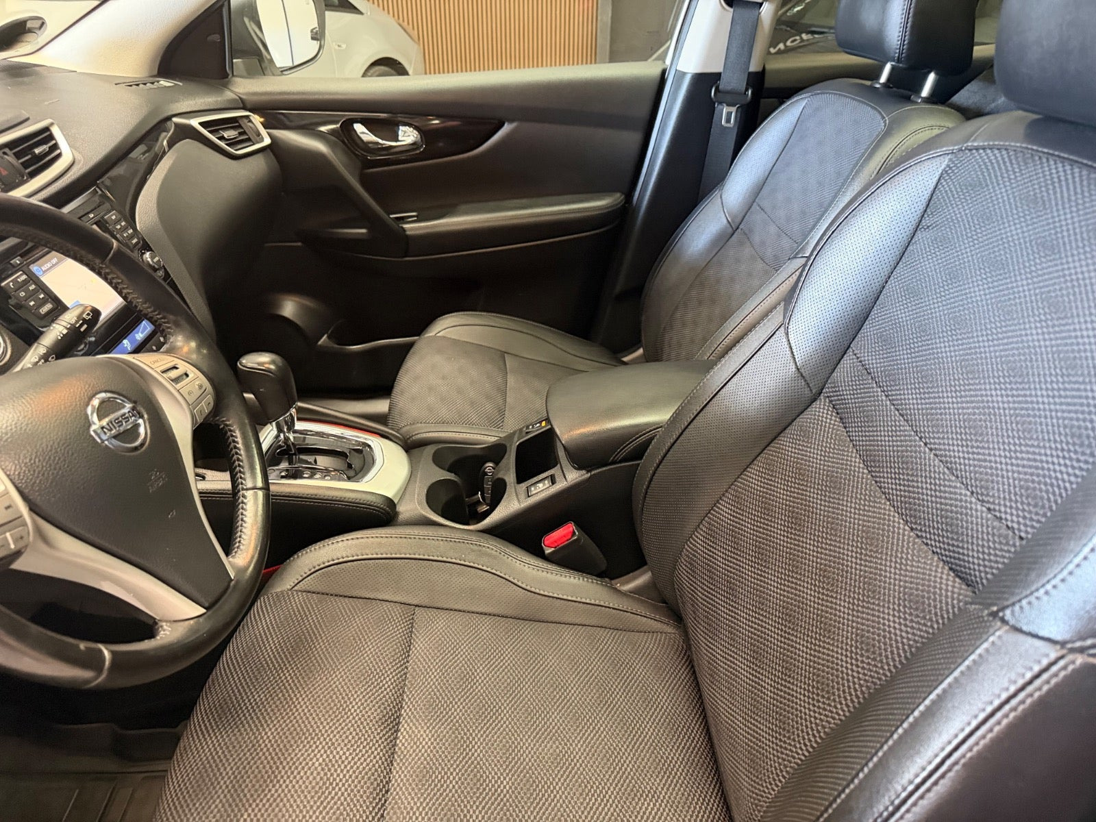 Hvid Nissan Qashqai fra 2016
