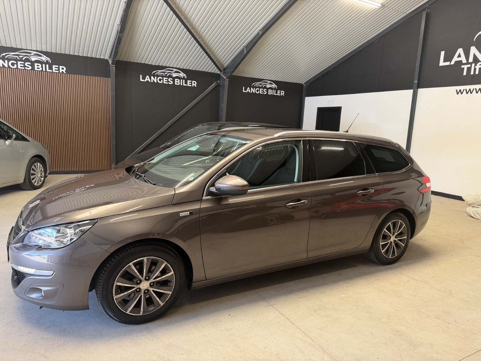 Grå Peugeot 308 fra 2015