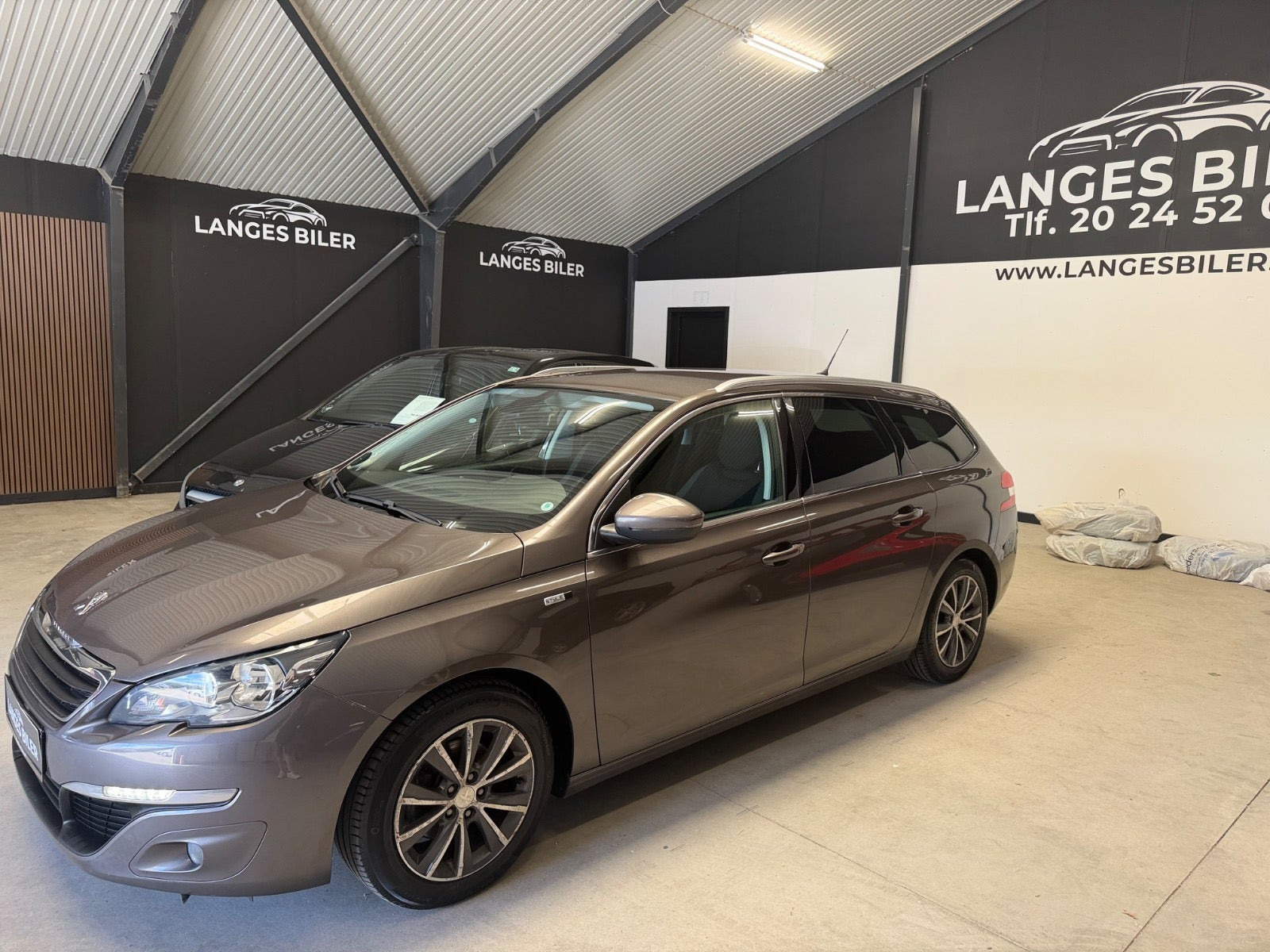 Grå Peugeot 308 fra 2015