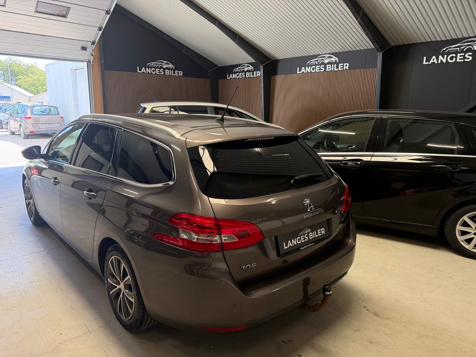 Grå Peugeot 308 fra 2015