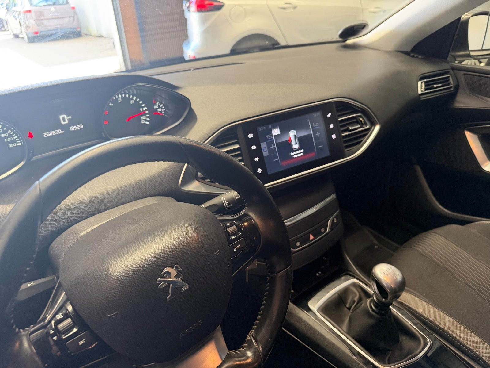 Grå Peugeot 308 fra 2015