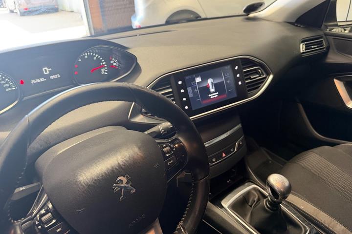 Grå Peugeot 308 fra 2015