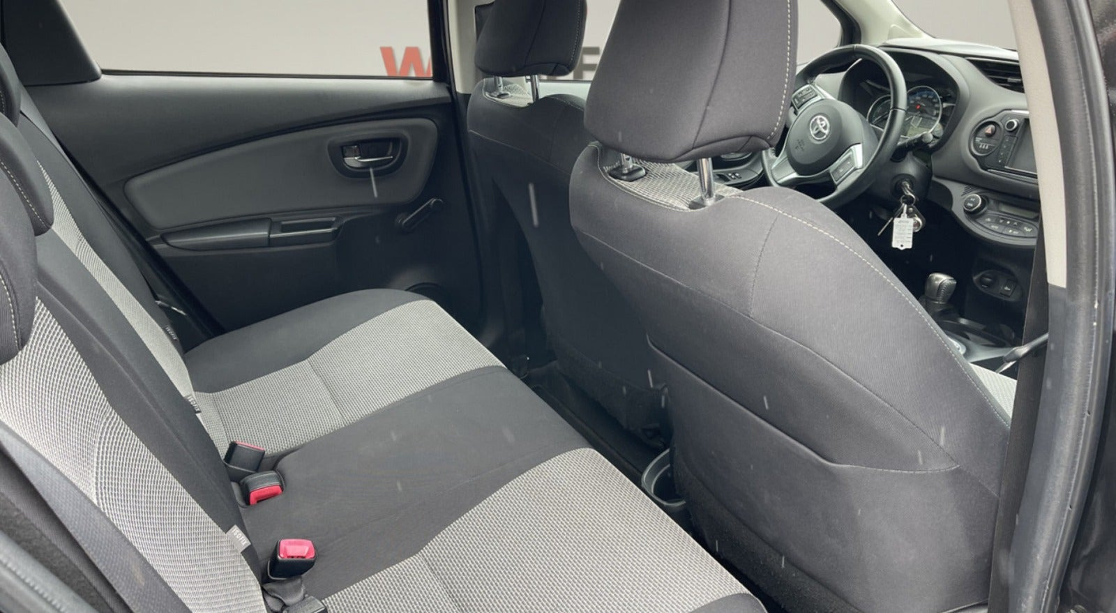 Sort Toyota Yaris fra 2016