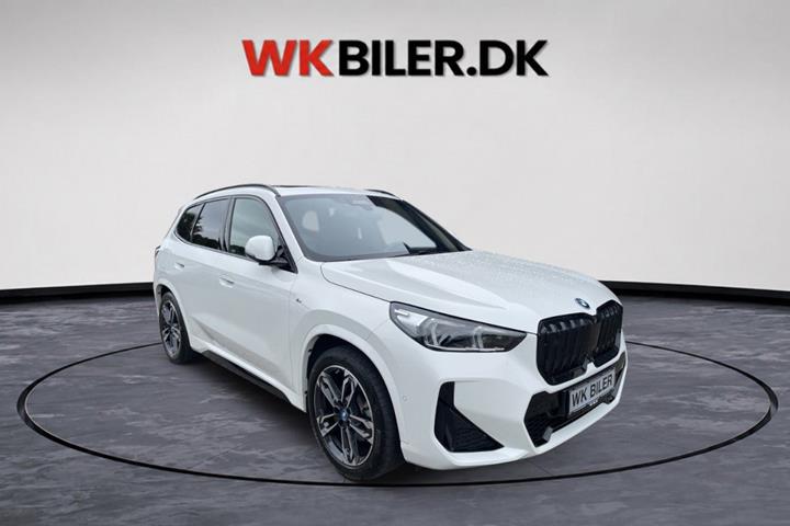 Hvid BMW iX1 fra 2023 set udefra