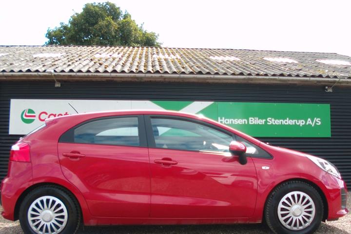 Rød Kia Rio fra 2015