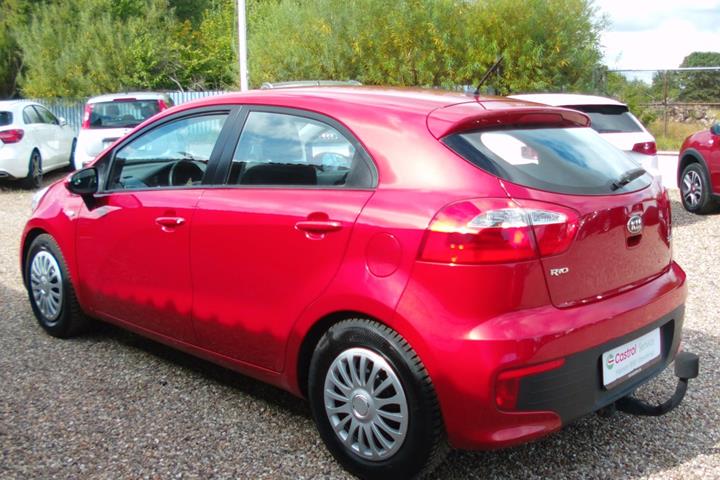 Rød Kia Rio fra 2015