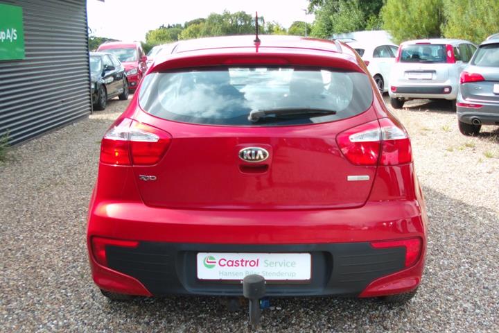 Rød Kia Rio fra 2015