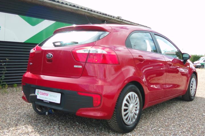 Rød Kia Rio fra 2015