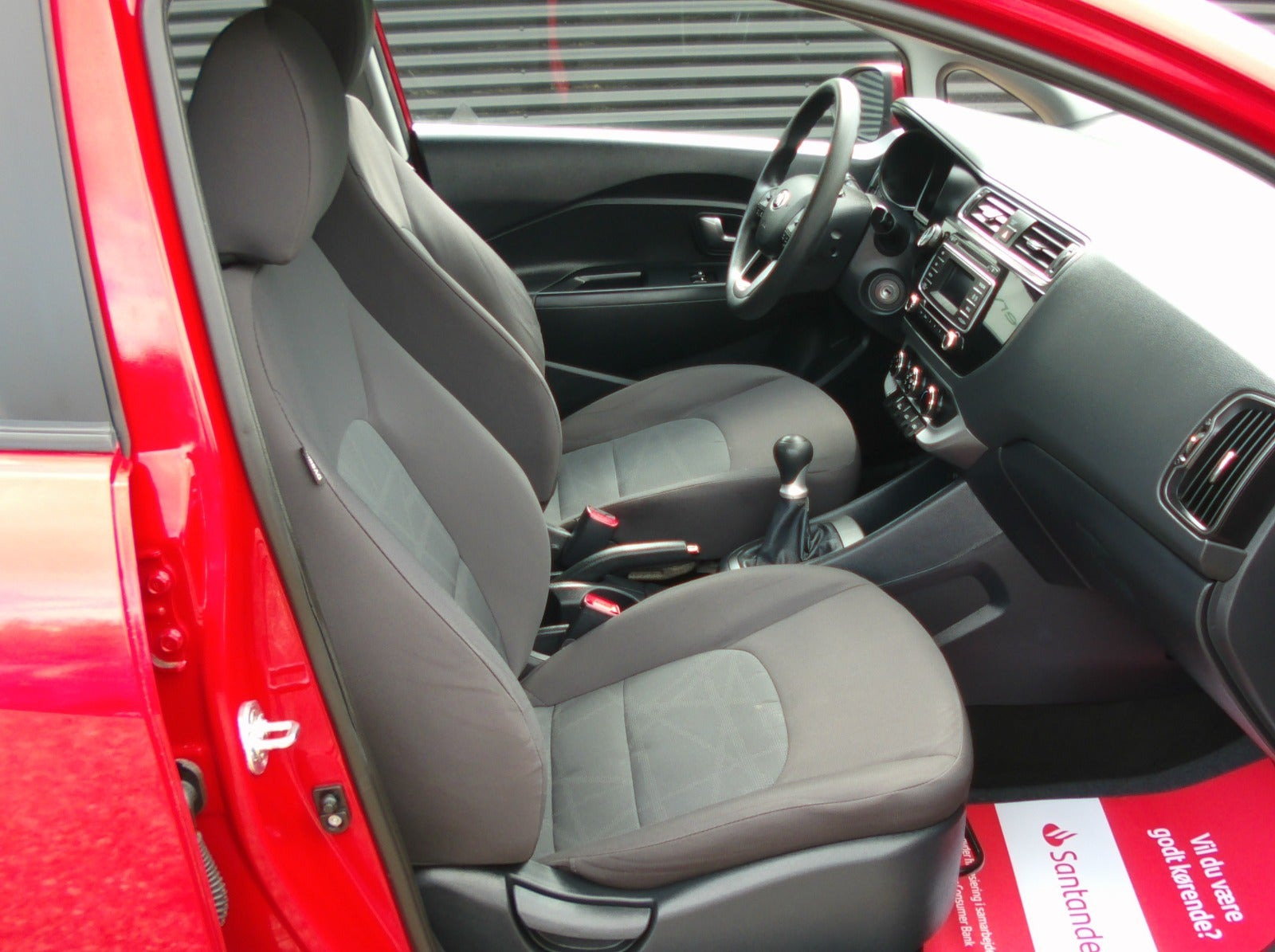 Rød Kia Rio fra 2015