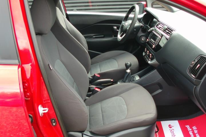 Rød Kia Rio fra 2015
