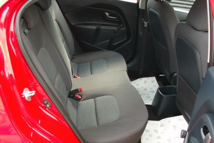 Rød Kia Rio fra 2015