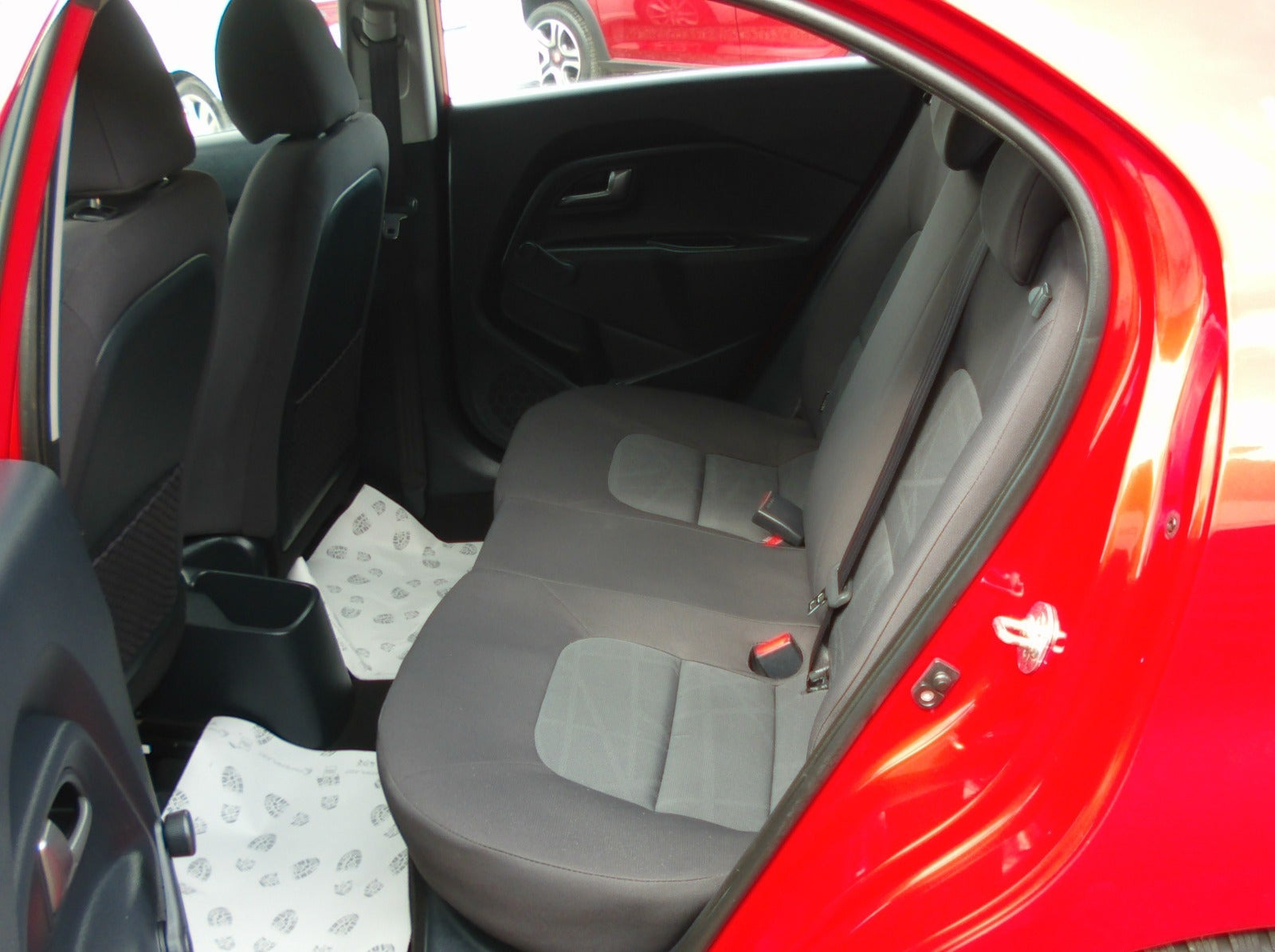 Rød Kia Rio fra 2015