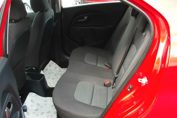 Rød Kia Rio fra 2015