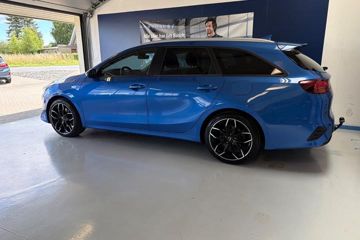 Blå Kia Ceed fra 2024