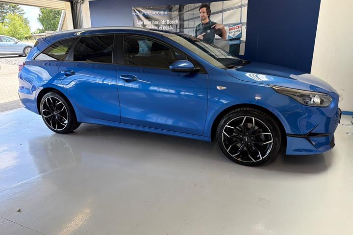 Blå Kia Ceed fra 2024