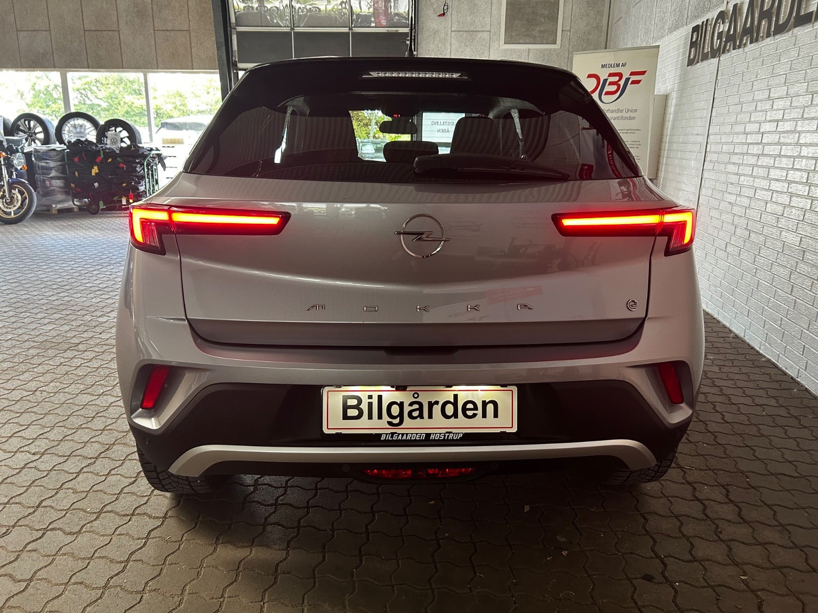 Grå Opel Mokka-e fra 2022