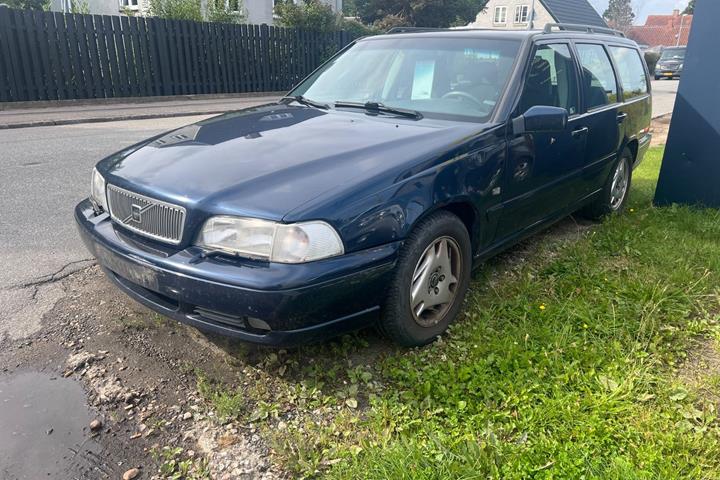 Blå Volvo V70 fra 1997
