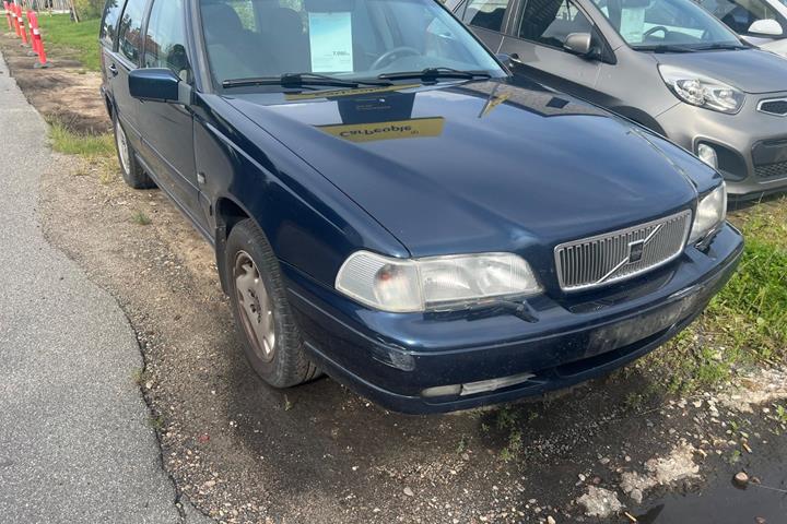 Blå Volvo V70 fra 1997