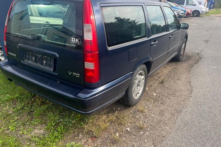 Blå Volvo V70 fra 1997