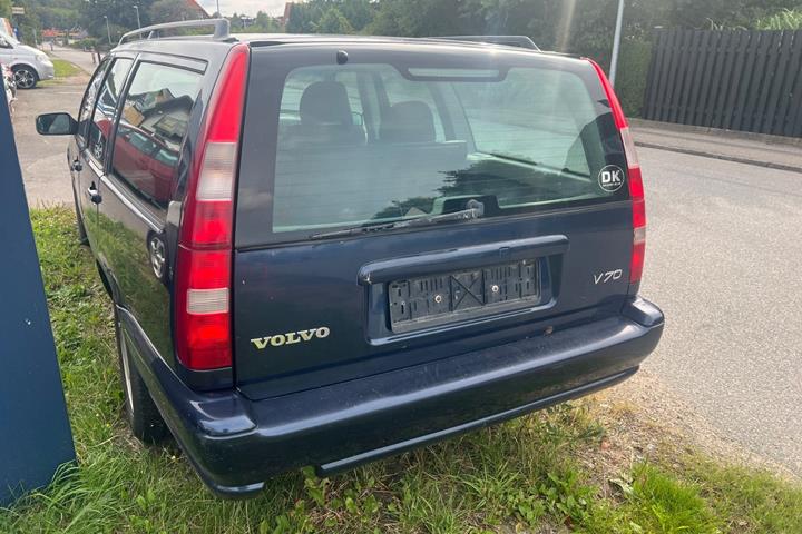 Blå Volvo V70 fra 1997