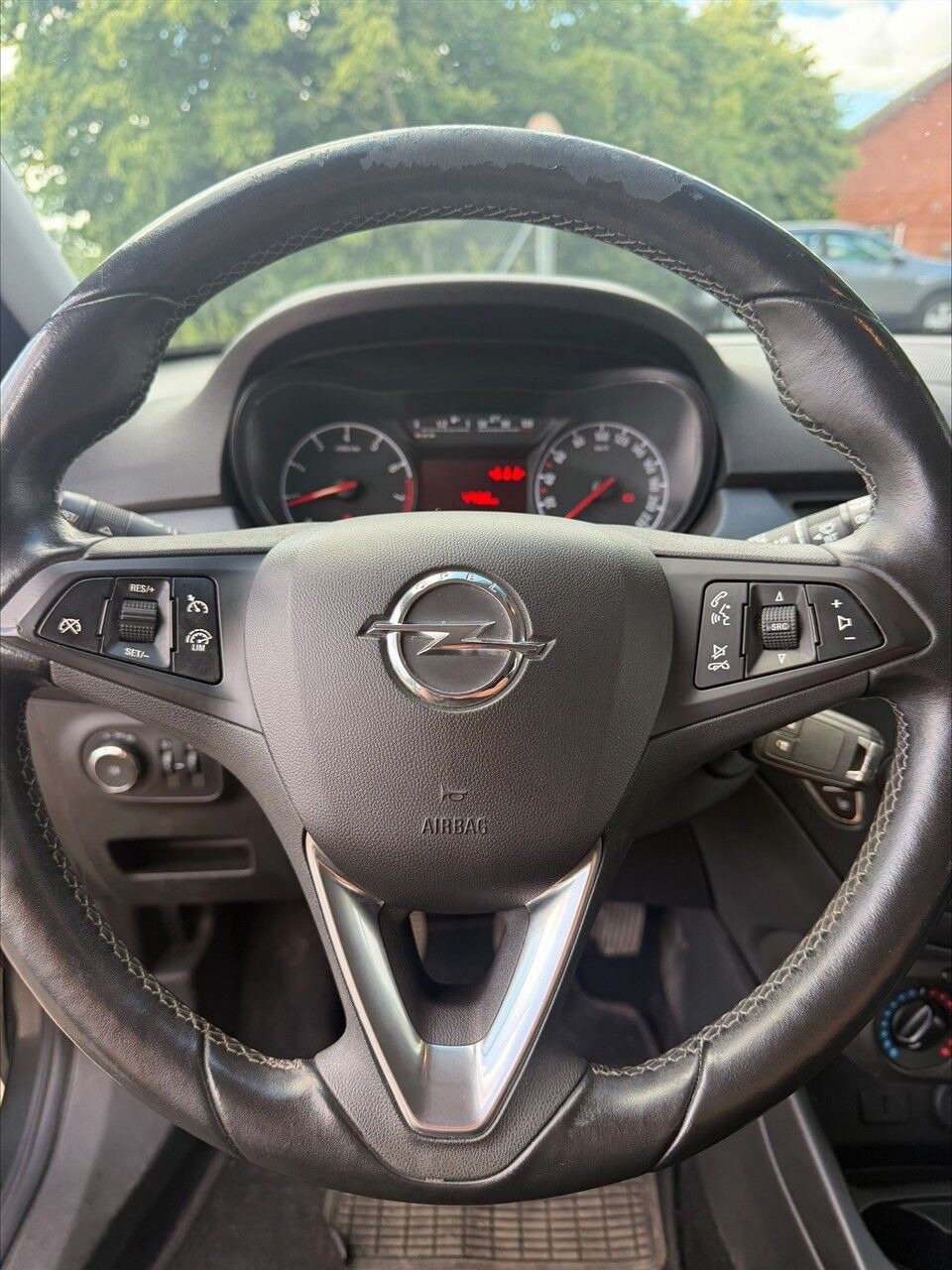 Grå Opel Corsa fra 2017