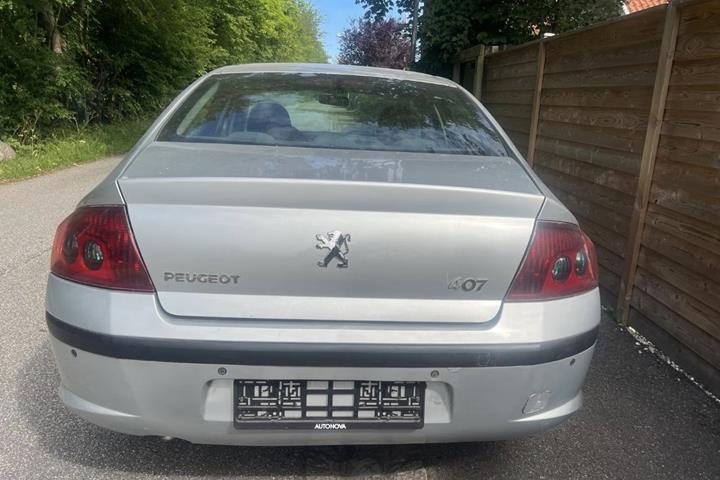 Sølv Peugeot 407 fra 2005