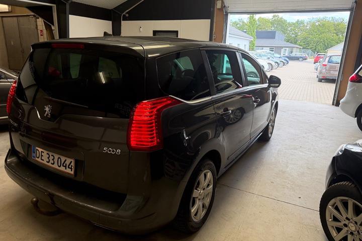 Grå Peugeot 5008 fra 2010