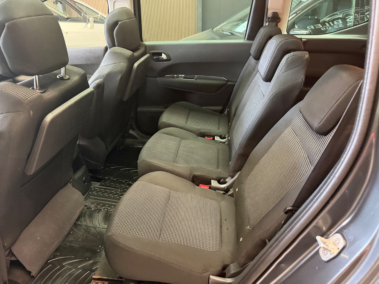 Grå Peugeot 5008 fra 2010