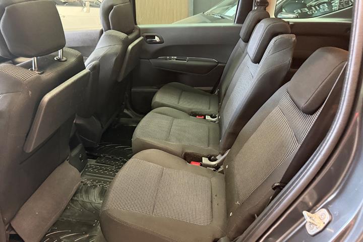 Grå Peugeot 5008 fra 2010