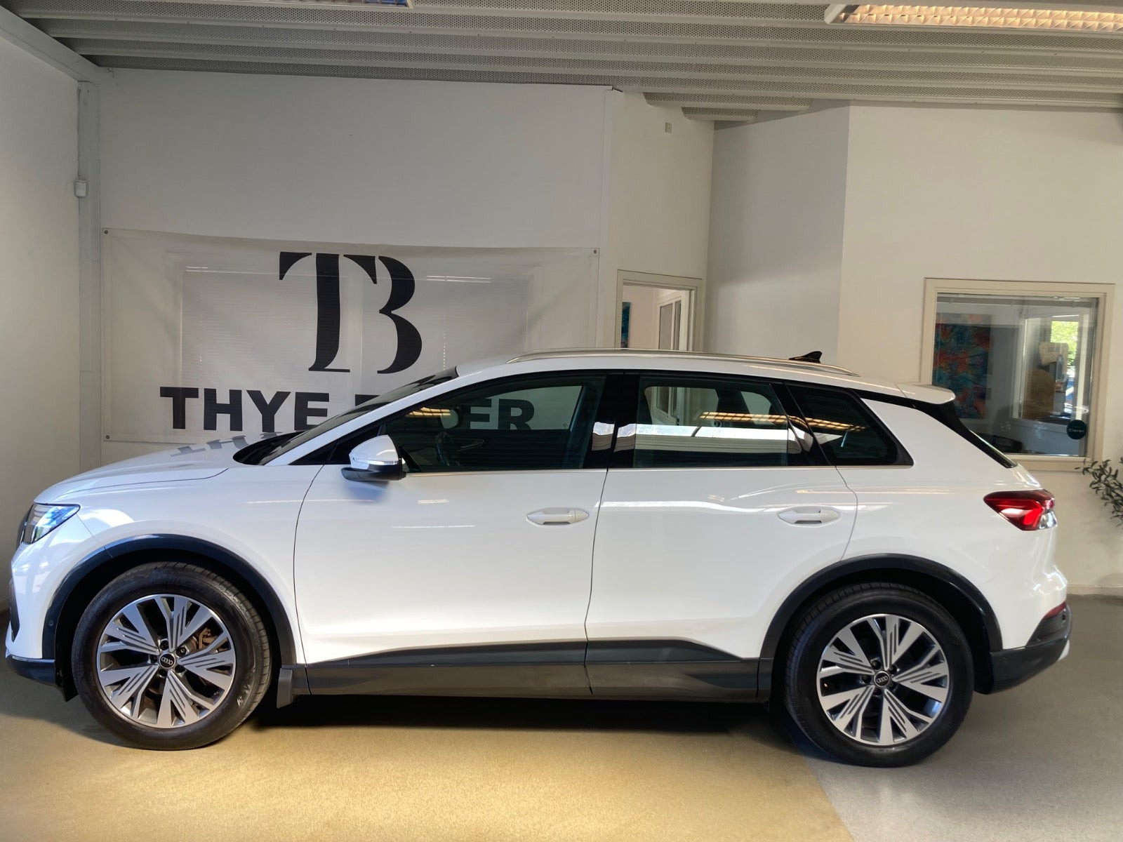 Hvid Audi Q4 e-tron fra 2023