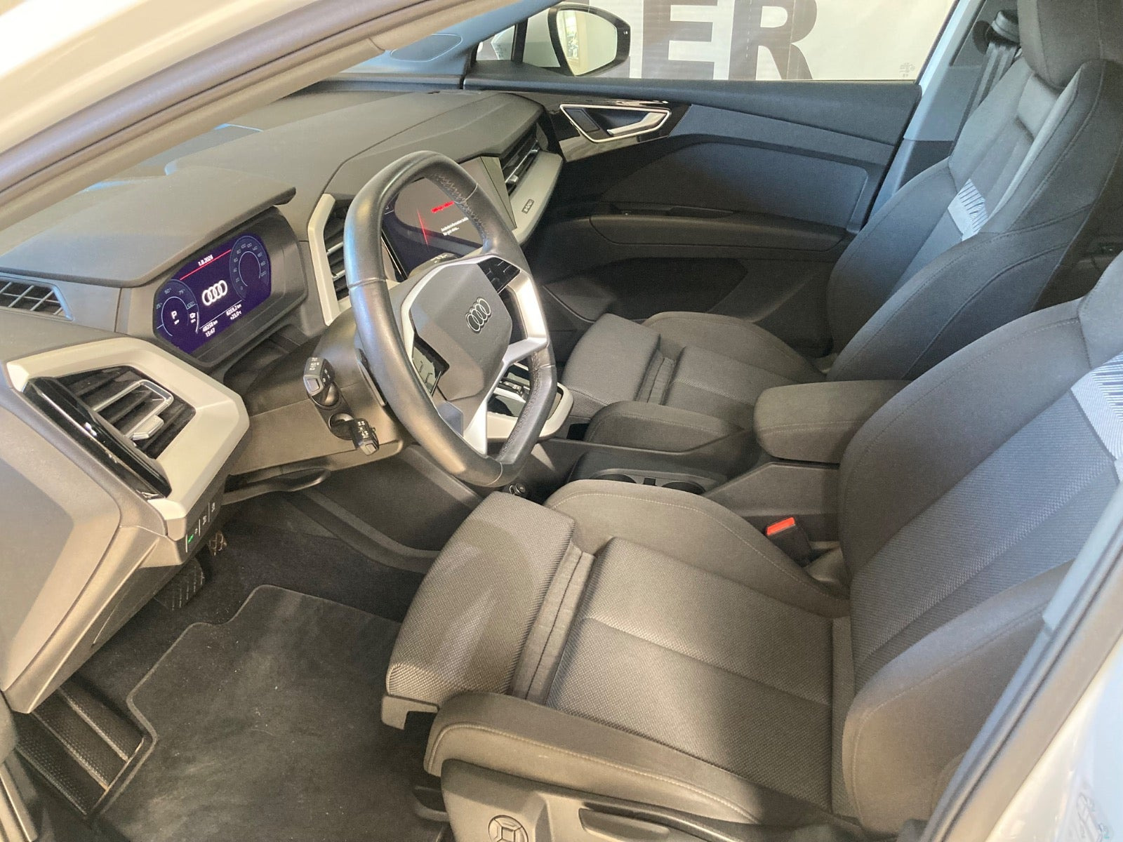 Hvid Audi Q4 e-tron fra 2023