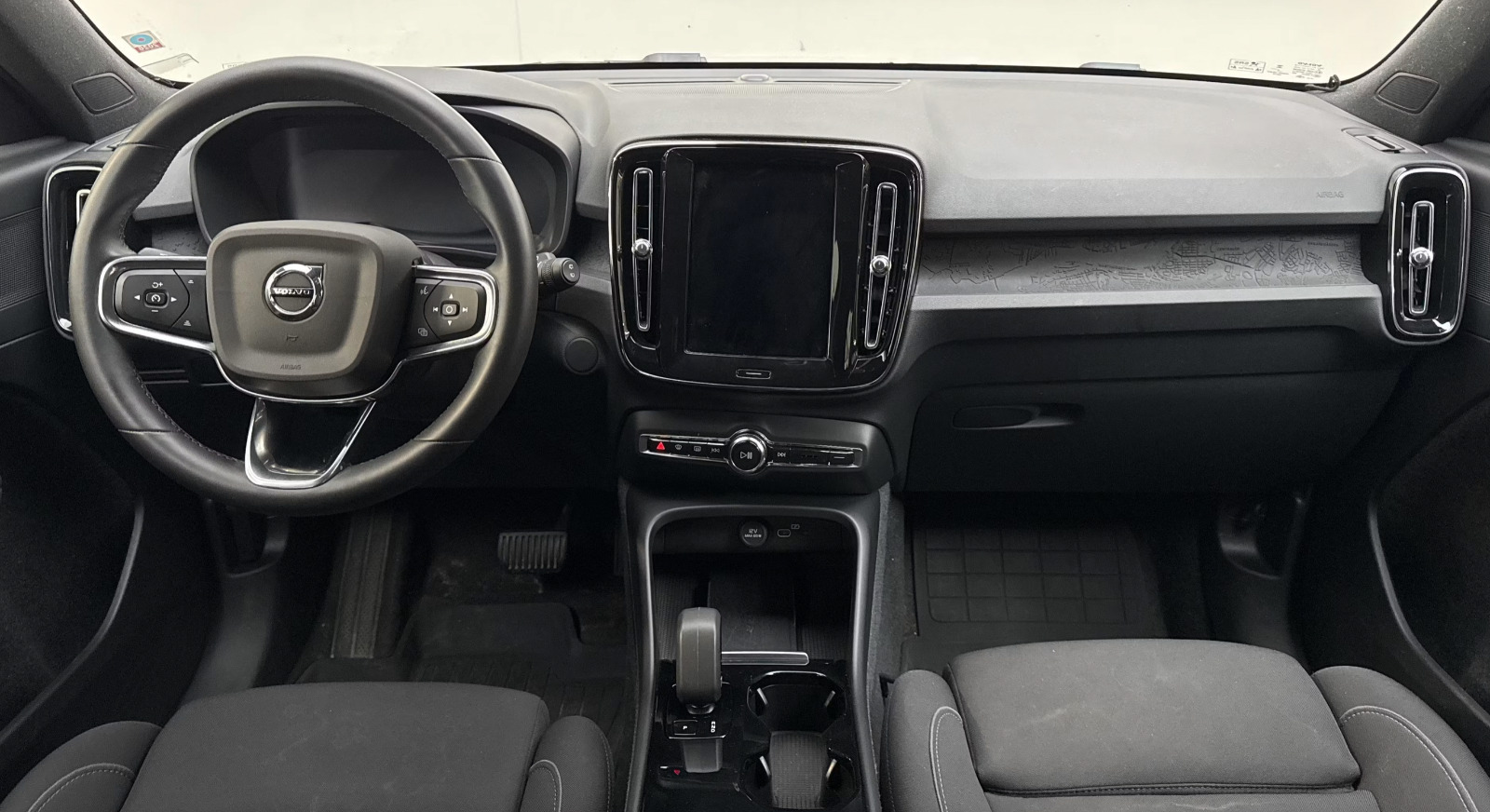 Sølv Volvo XC40 fra 2024