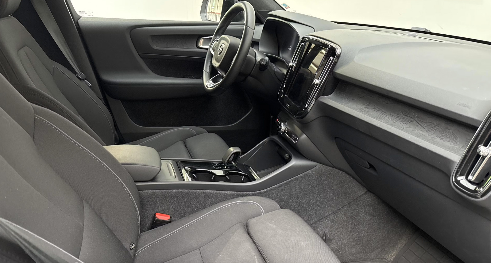 Sølv Volvo XC40 fra 2024