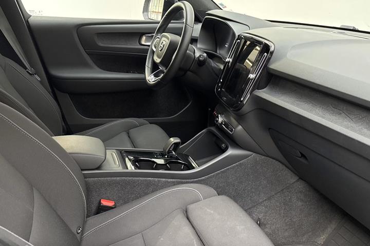 Sølv Volvo XC40 fra 2024