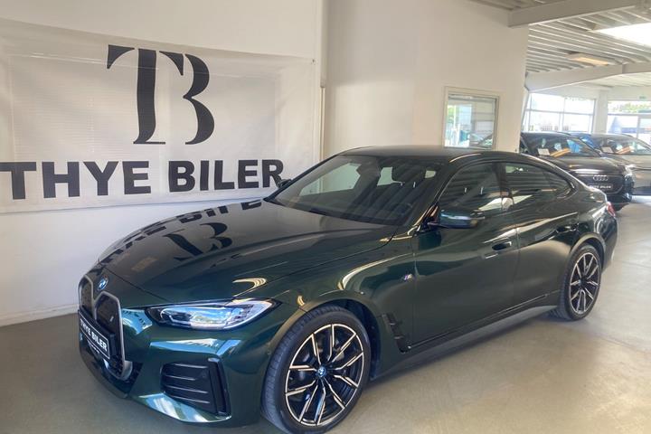 Grøn BMW i4 fra 2023 set udefra